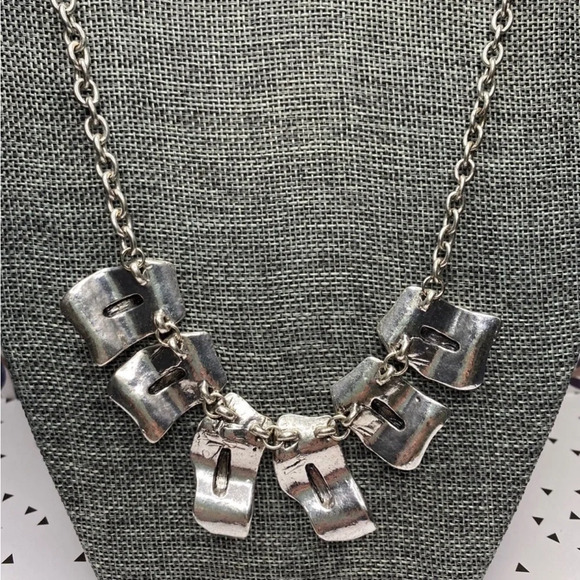 Stylized Chunky Statement Piece Necklace - Picture 3 of 6